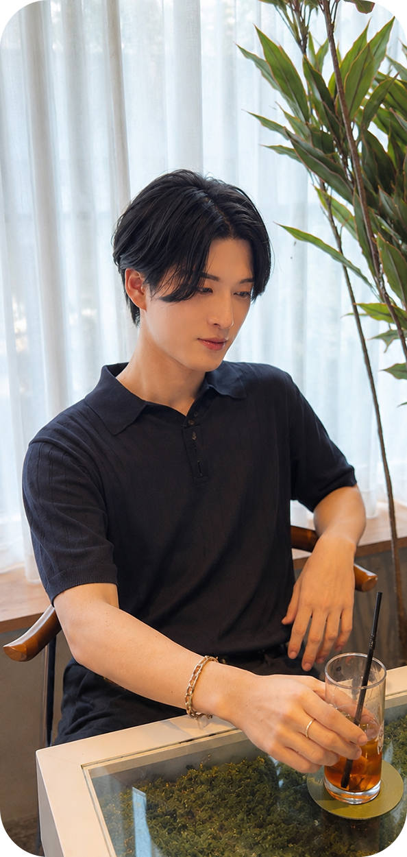 笑顔の男性が映るスマートフォン