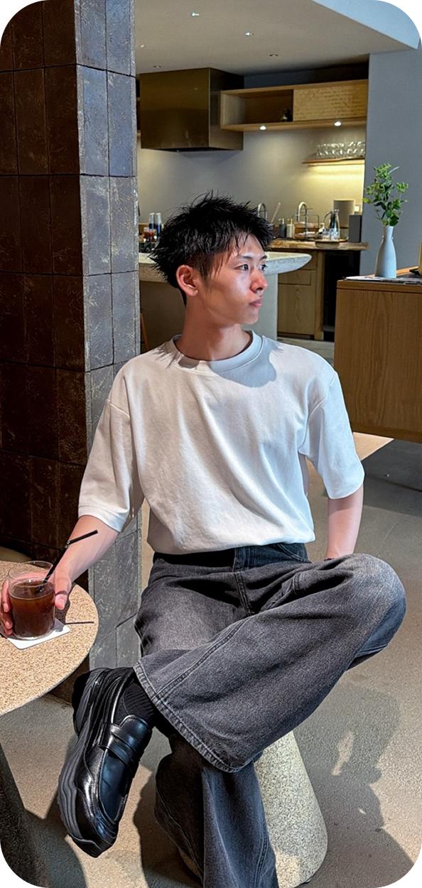 笑顔の男性が映るスマートフォン