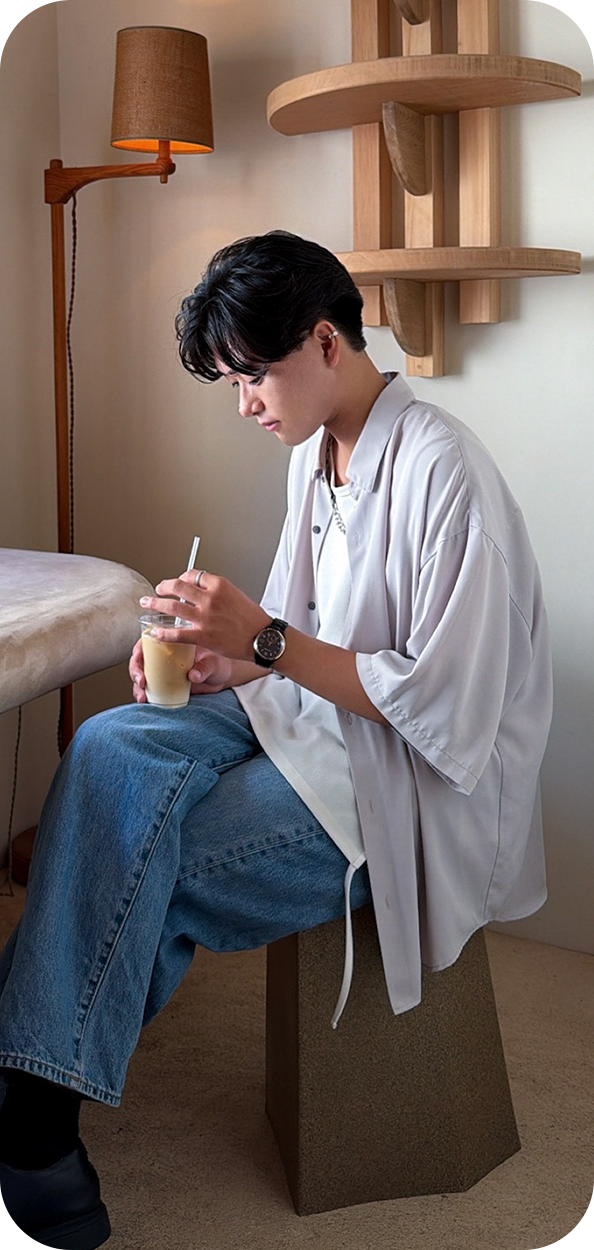 笑顔の男性が映るスマートフォン