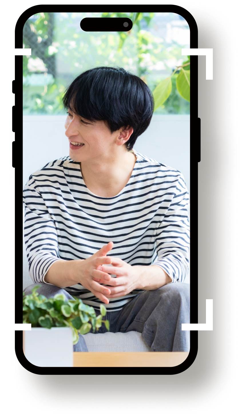 笑顔の男性が映るスマートフォン