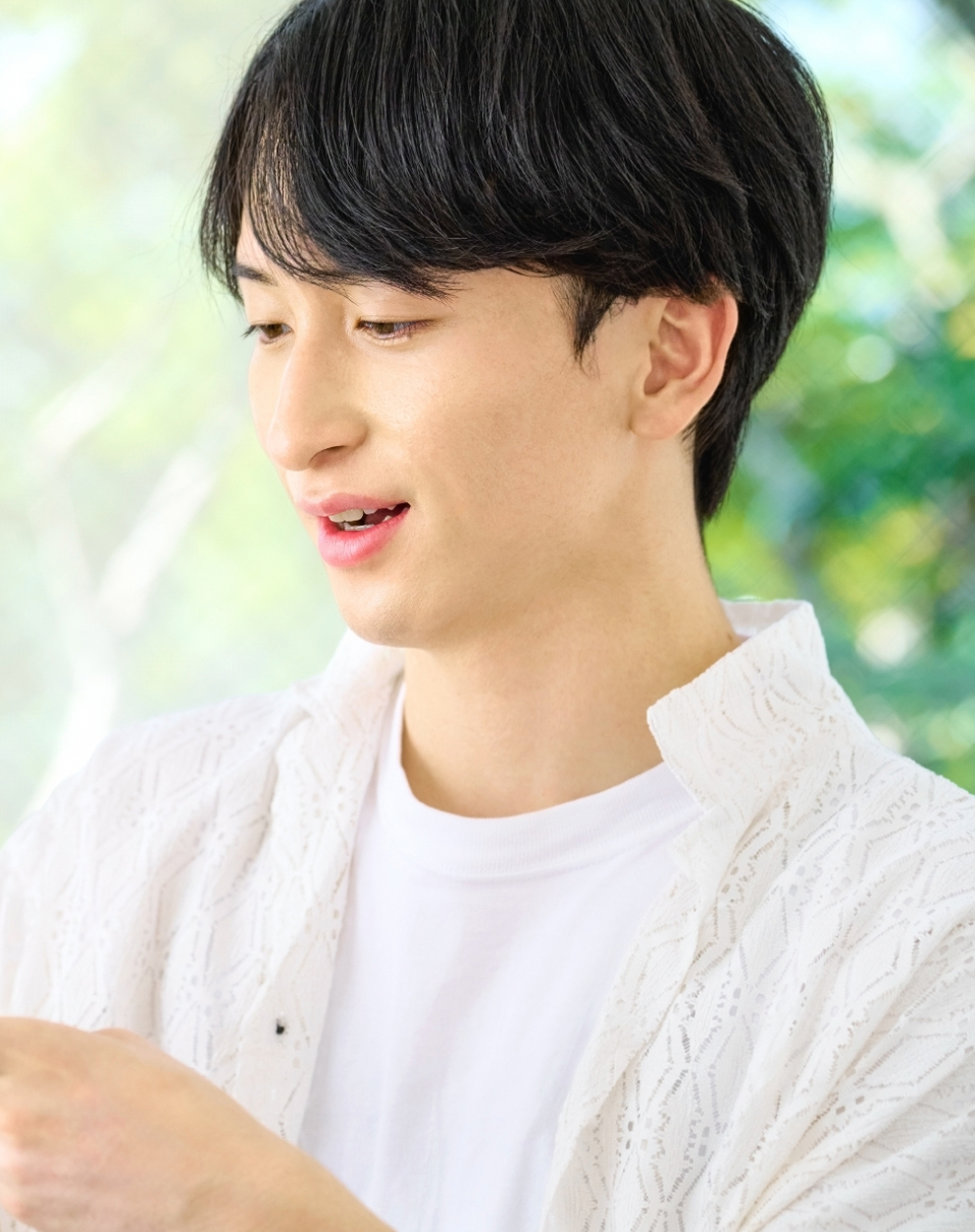 青いジャケットを着た笑顔の男性