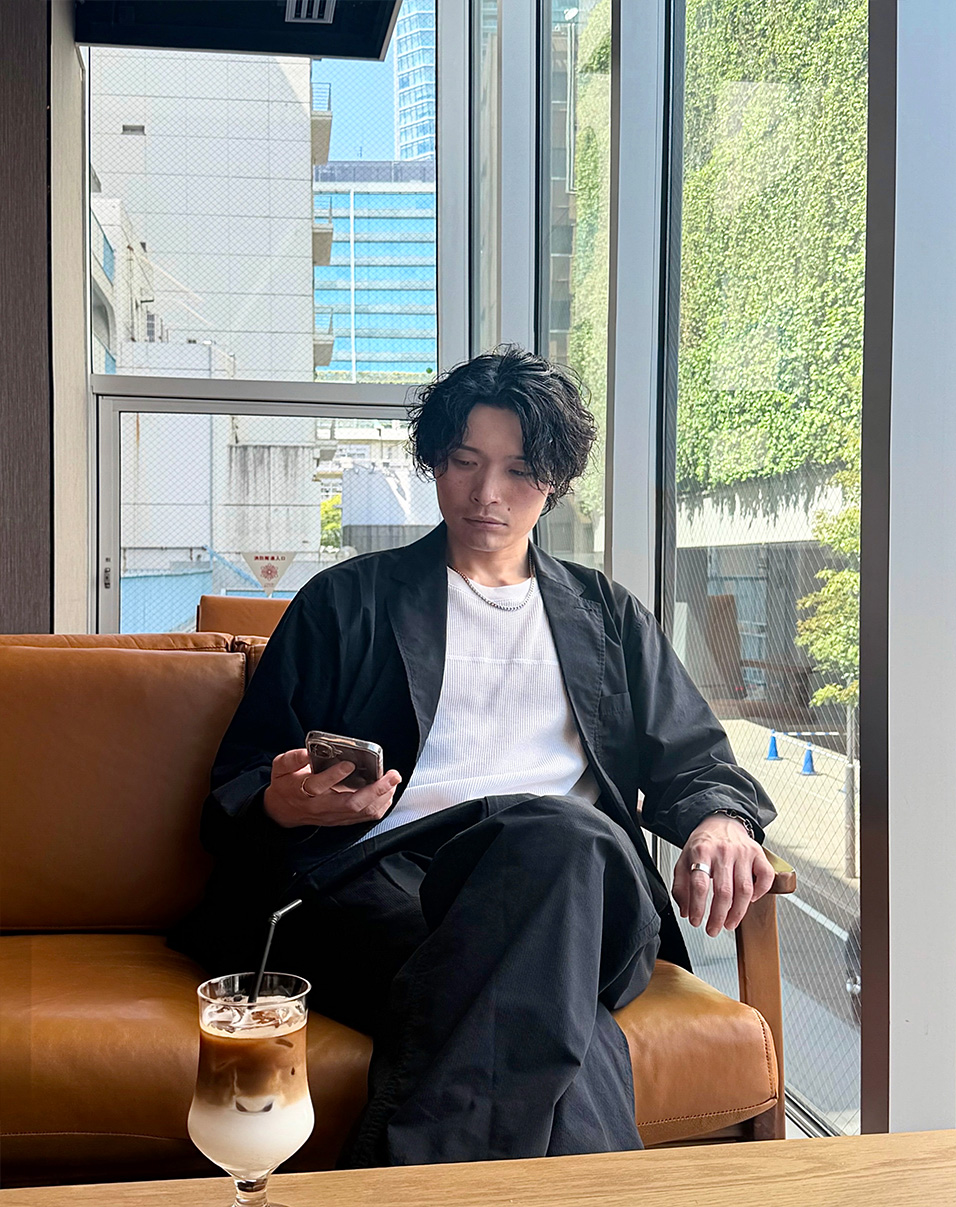 青いジャケットを着た笑顔の男性