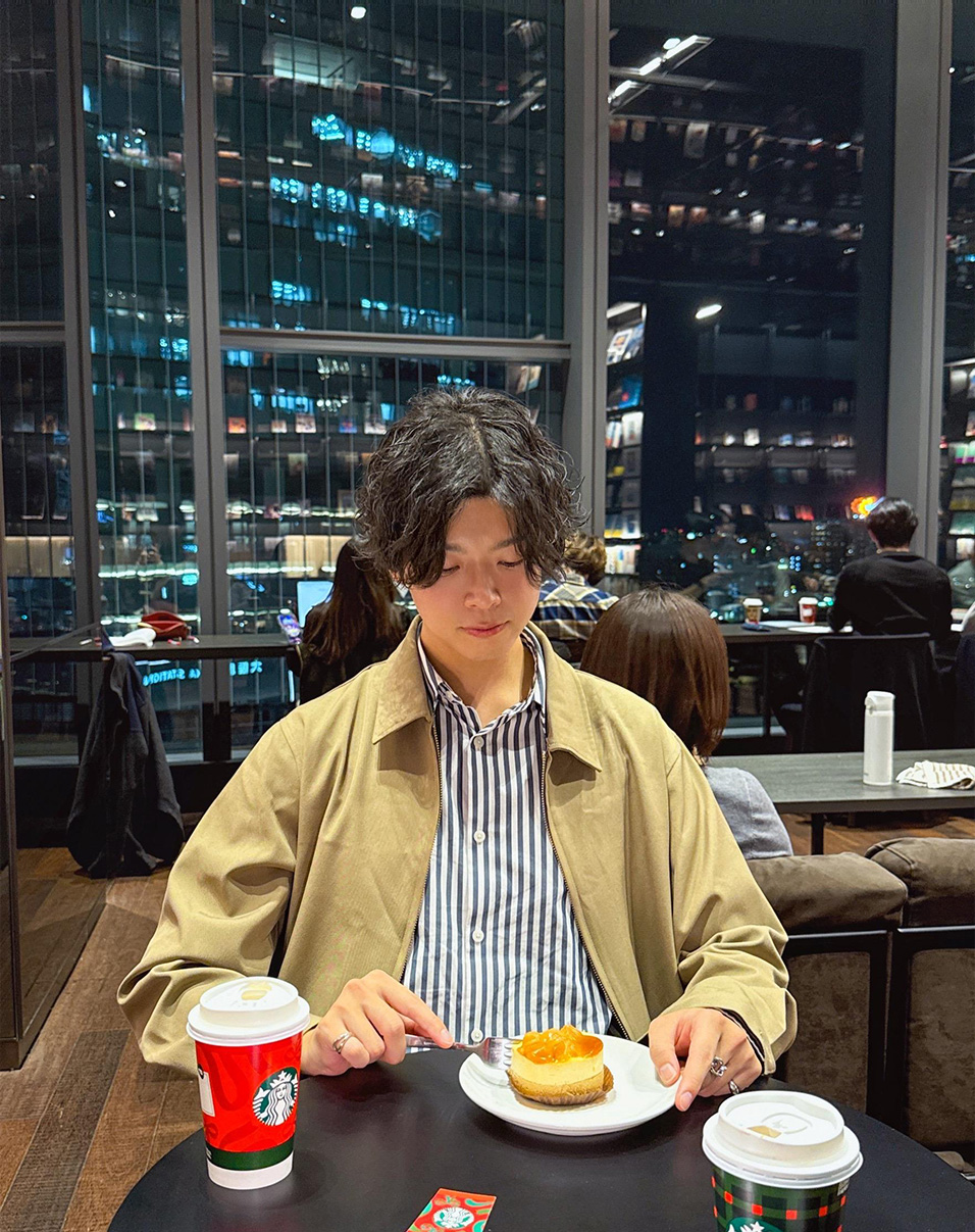 青いジャケットを着た笑顔の男性